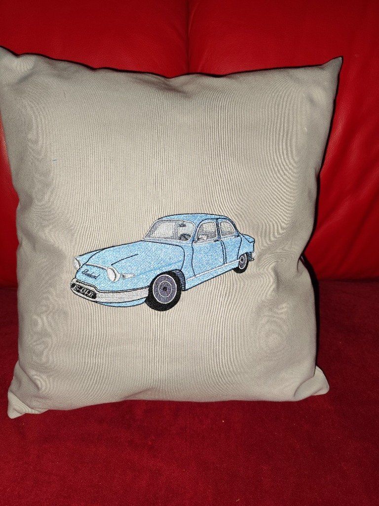 création de coussin avec voiture brodée