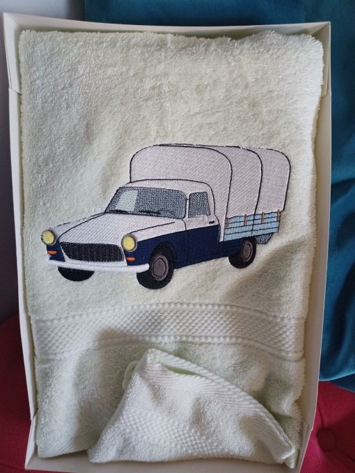 COFFRET  SERVIETTE  + GANT BRODE  