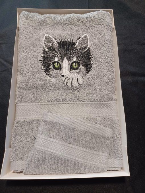 COFFRET  SERVIETTE + GANT BRODERIE CHAT REALISTE 